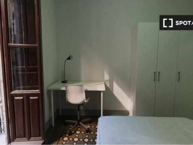 Se alquila habitación en piso compartido de 6 habitaciones en Centro Sagrario, solo profesionales y