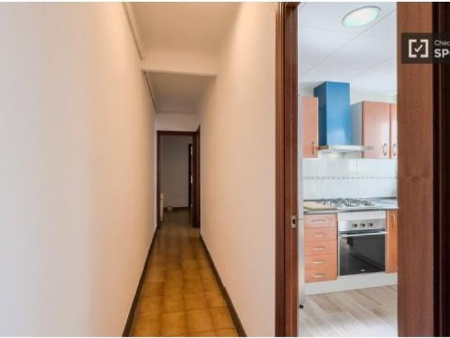 Se alquila habitación en piso compartido de 6 habitaciones en el Congrés i els Indians sólo para pro