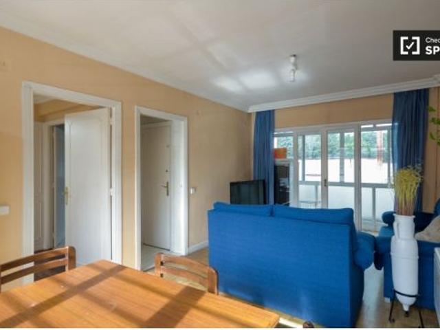 Se alquila habitación en piso compartido de 6 habitaciones en El Plantío, todos los gastos incluidos