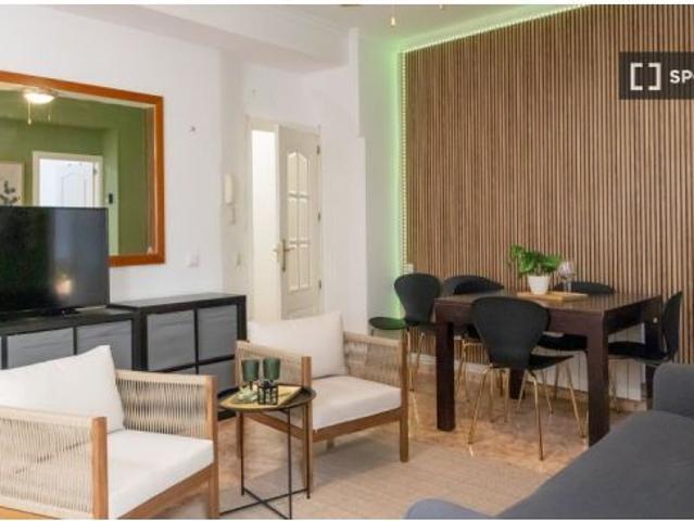 Se alquila habitación en piso compartido de 6 habitaciones en Embajadores, Madrid