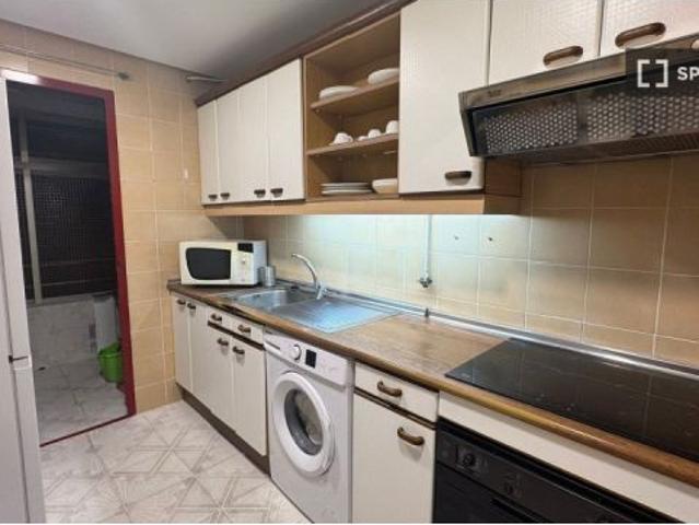 Se alquila habitación en piso compartido de 6 habitaciones en Entrevías