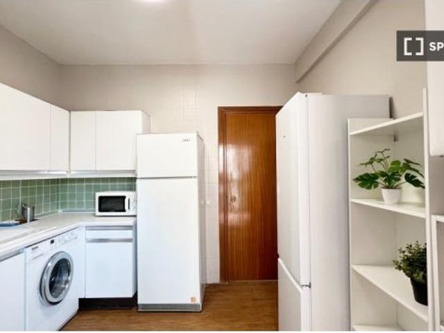 Se alquila habitación en piso compartido de 6 habitaciones en Fuente del Berro, todos los gastos inc