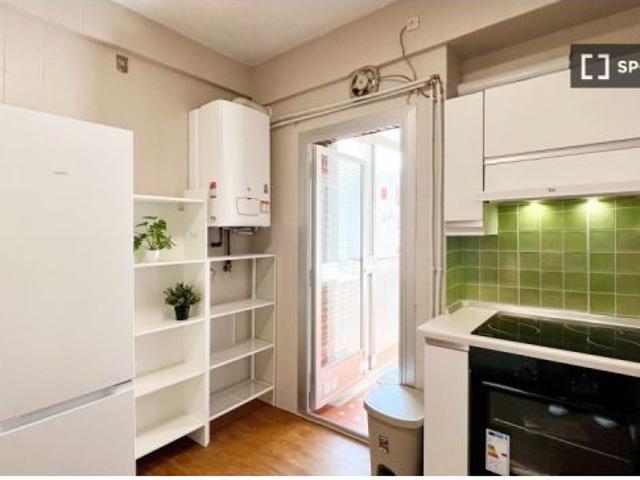 Se alquila habitación en piso compartido de 6 habitaciones en Fuente del Berro, todos los gastos inc