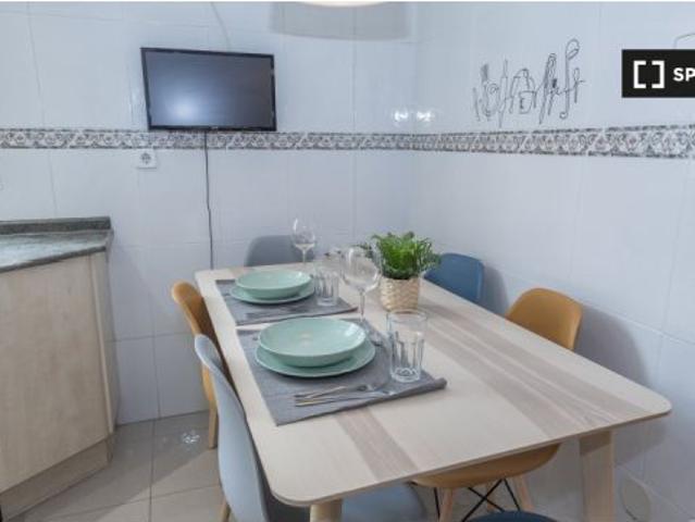 Se alquila habitación en piso compartido de 6 habitaciones en Gaztambide