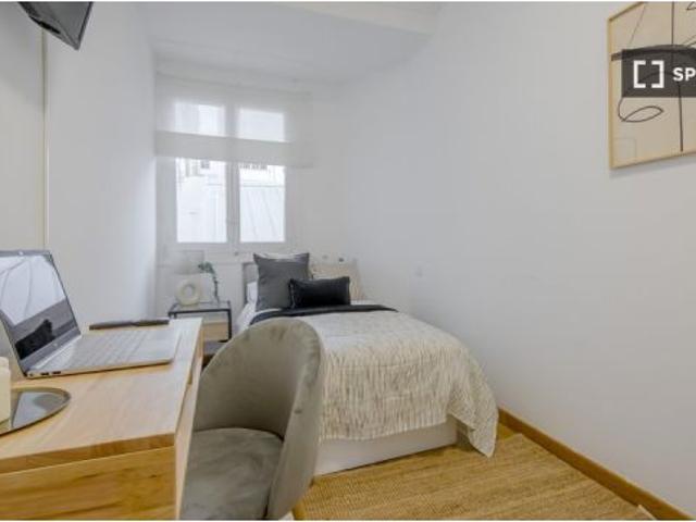 Se alquila habitación en piso compartido de 6 habitaciones en Goya, todos los gastos incluidos, solo