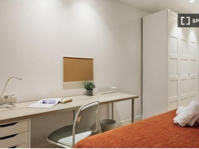Se alquila habitación en piso compartido de 6 habitaciones en La Dreta de l' Eixample