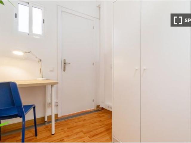 Se alquila habitación en piso compartido de 6 habitaciones en la Dreta de l' Eixample