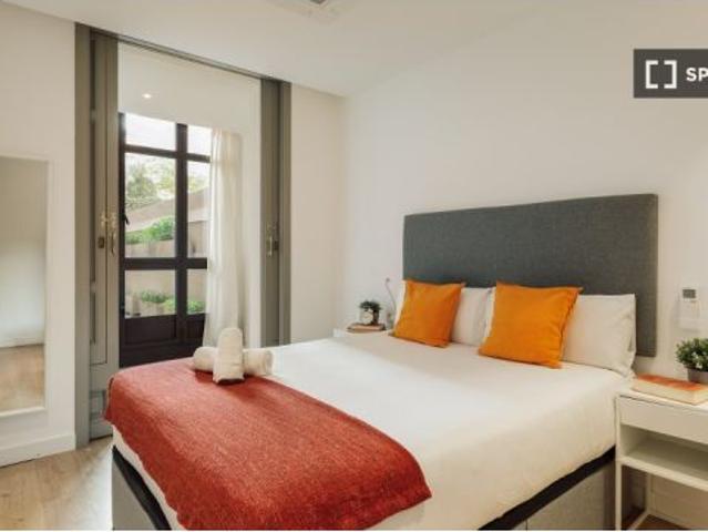 Se alquila habitación en piso compartido de 6 habitaciones en La Dreta de l' Eixample