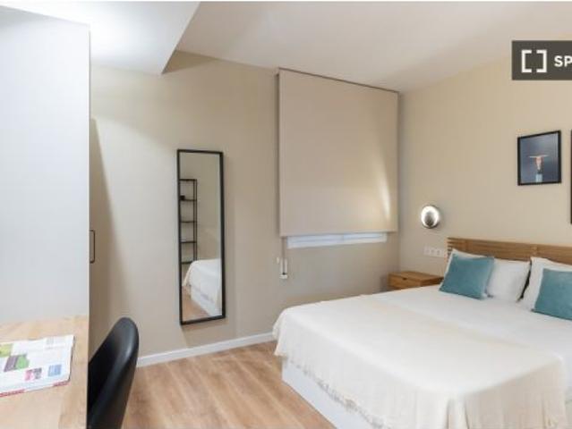 Se alquila habitación en piso compartido de 6 habitaciones en La Dreta de l' Eixample