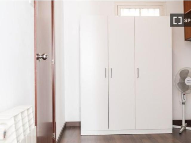 Se alquila habitación en piso compartido de 6 habitaciones en la Dreta de l' Eixample