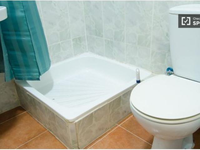 Se alquila habitación en piso compartido de 6 habitaciones en La Gran Vía, solo profesionales