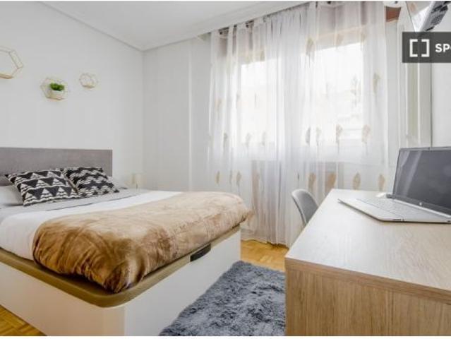Se alquila habitación en piso compartido de 6 habitaciones en La Paz, gastos incluidos, solo profesi