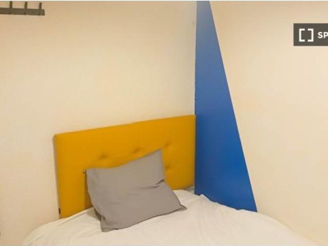 Se alquila habitación en piso compartido de 6 habitaciones en Pueblo Nuevo, solo profesionales y est