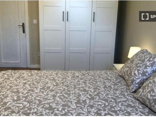 Se alquila habitación en piso compartido de 6 habitaciones en Palomeras Bajas, solo para profesional