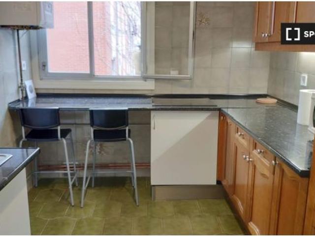 Se alquila habitación en piso compartido de 6 habitaciones en Palomeras Bajas, solo para profesional