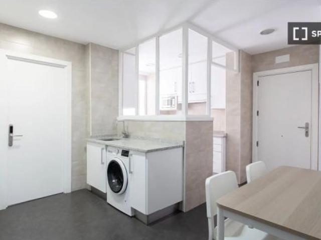 Se alquila habitación en piso compartido de 6 habitaciones en Ríos Rosas