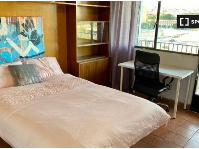 Se alquila habitación en piso compartido de 6 habitaciones en San Isidro