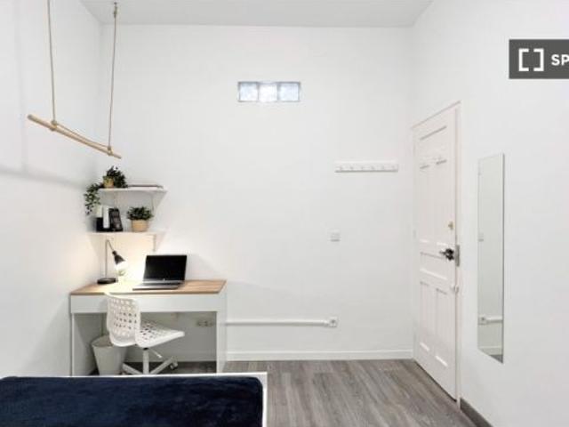 Se alquila habitación en piso compartido de 6 habitaciones en Universidad, gastos incluidos