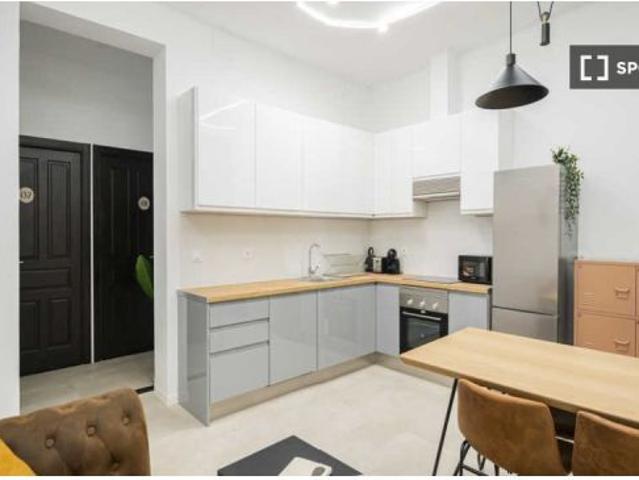 Se alquila habitación en piso compartido de 6 habitaciones en Universidad