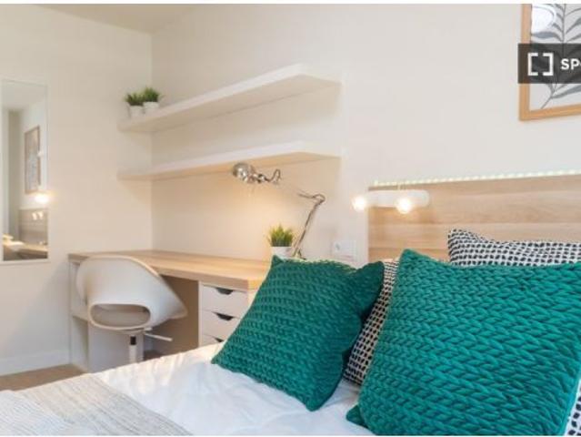 Se alquila habitación en piso compartido de 6 habitaciones en Valverde, no parejas