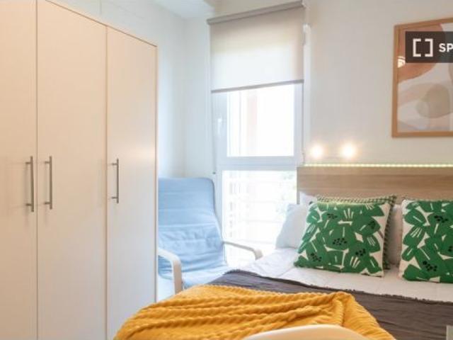 Se alquila habitación en piso compartido de 6 habitaciones en Valverde, no parejas