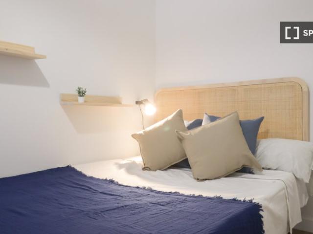 Se alquila habitación en piso compartido de 7 habitaciones en Madrid