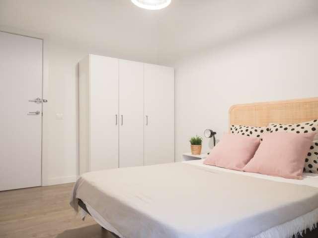 Se alquila habitación en piso compartido de 7 habitaciones en Madrid