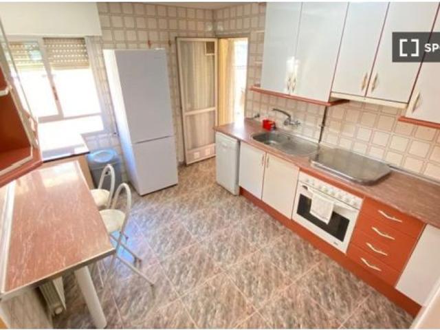 Se alquila habitación en piso compartido de 7 habitaciones en Orcasur