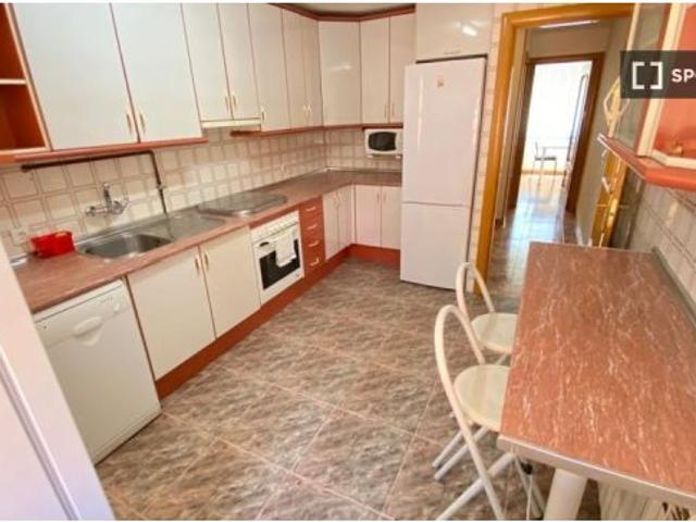 Se alquila habitación en piso compartido de 7 habitaciones en Orcasur