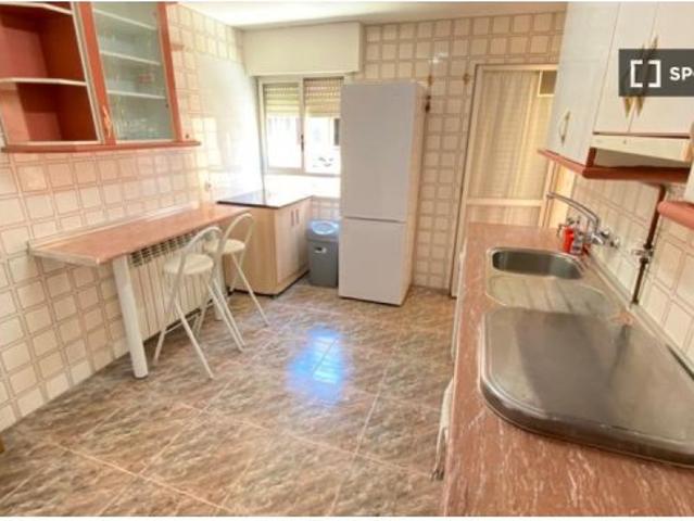 Se alquila habitación en piso compartido de 7 habitaciones en Orcasur