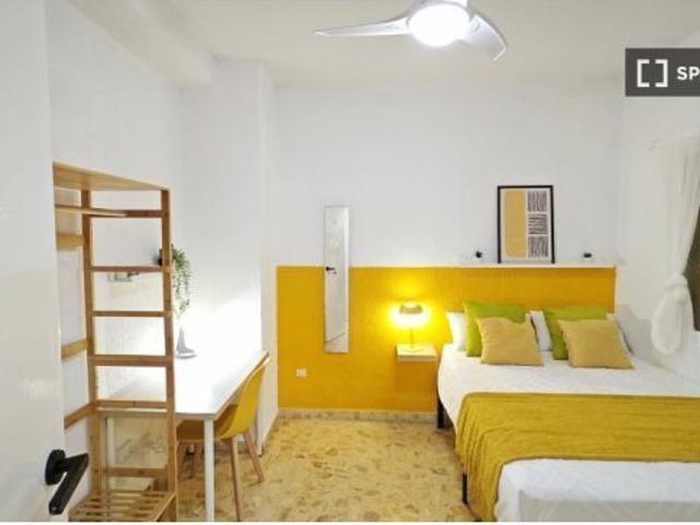 Se alquila habitación en piso compartido de 7 habitaciones en Cartagena, se aceptan profesionales
