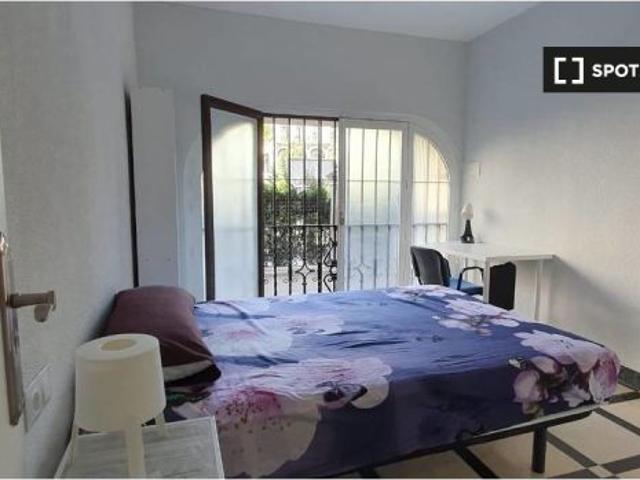 Se alquila habitación en piso compartido de 7 habitaciones en Centro Sagrario, solo profesionales