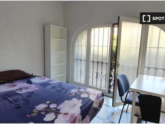 Se alquila habitación en piso compartido de 7 habitaciones en Centro Sagrario, solo profesionales