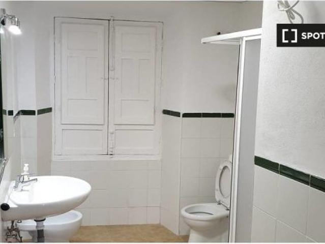 Se alquila habitación en piso compartido de 7 habitaciones en Centro Sagrario, solo profesionales