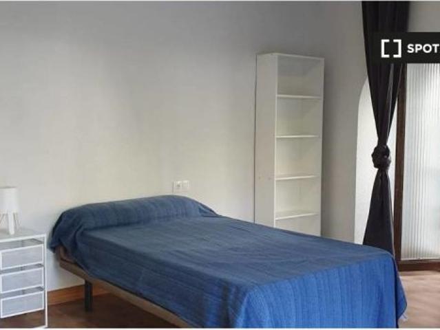 Se alquila habitación en piso compartido de 7 habitaciones en Centro Sagrario, solo profesionales