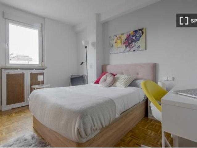 Se alquila habitación en piso compartido de 7 habitaciones en Estrella, todos los gastos incluidos