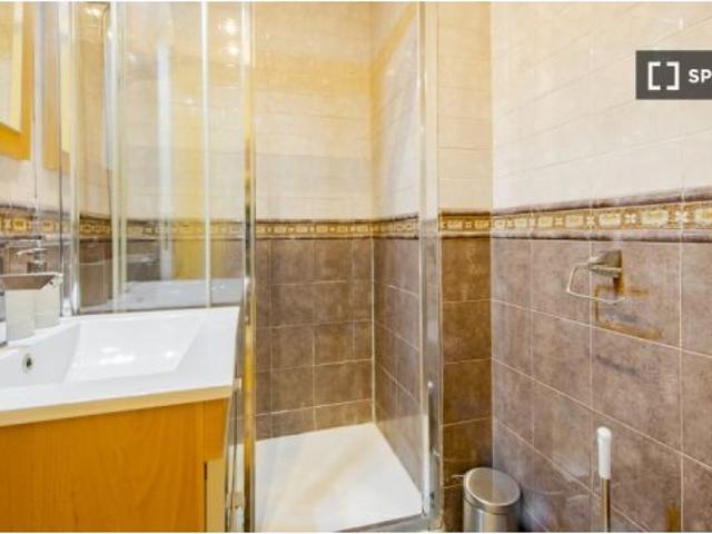 Se alquila habitación en piso compartido de 7 habitaciones en Fuente del Berro
