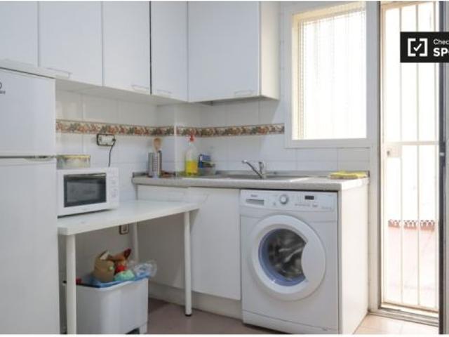 Se alquila habitación en piso compartido de 7 habitaciones en Guindalera