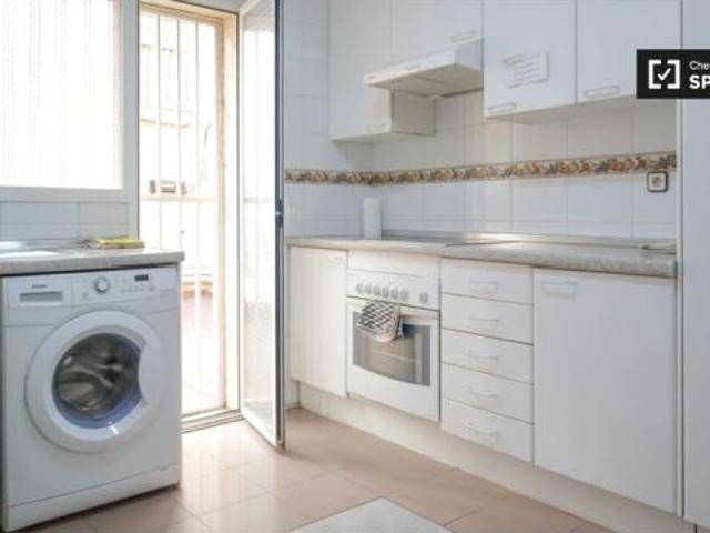 Se alquila habitación en piso compartido de 7 habitaciones en Guindalera