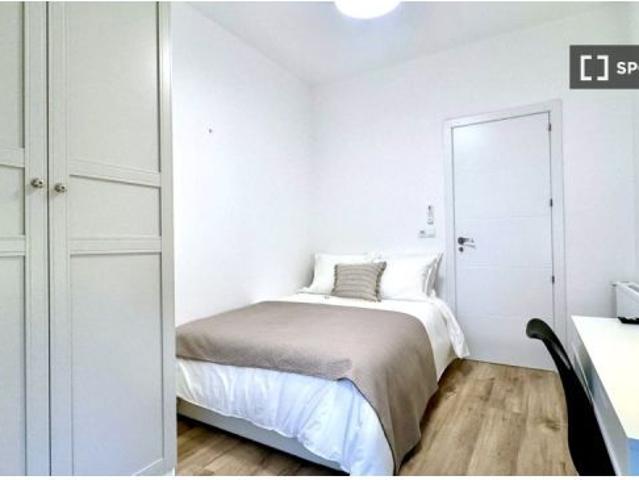 Se alquila habitación en piso compartido de 7 habitaciones en Goya