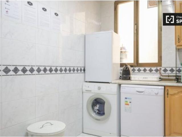 Se alquila habitación en piso compartido de 7 habitaciones en Goya