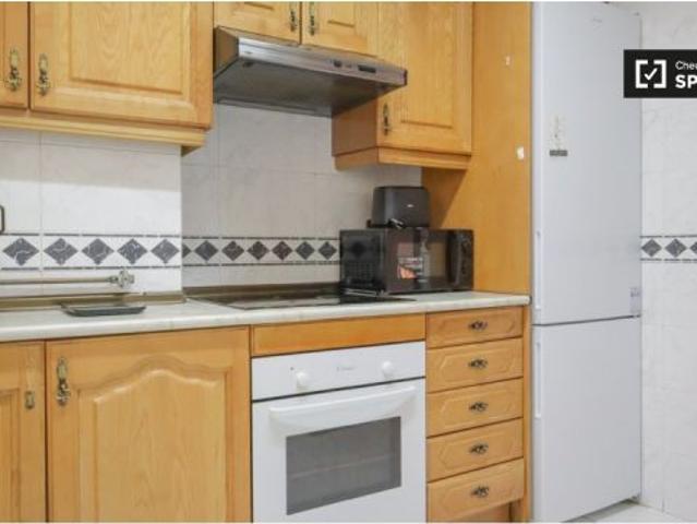 Se alquila habitación en piso compartido de 7 habitaciones en Goya