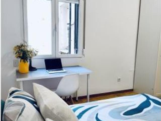 Se alquila habitación en piso compartido de 7 habitaciones en Goya
