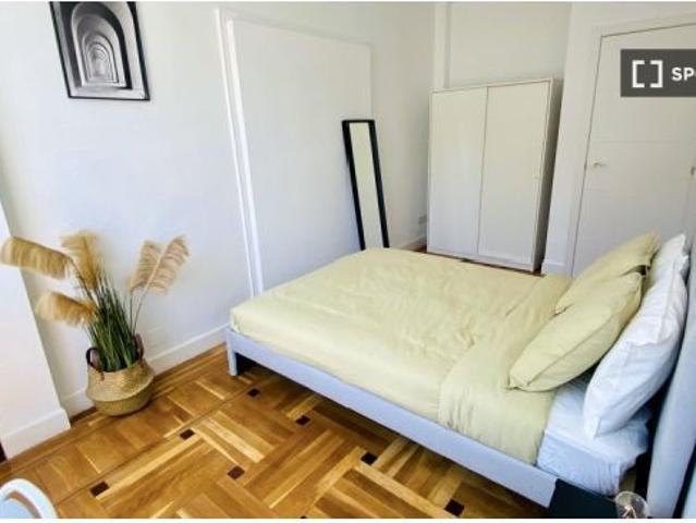 Se alquila habitación en piso compartido de 7 habitaciones en Goya, solo profesionales y estudiantes