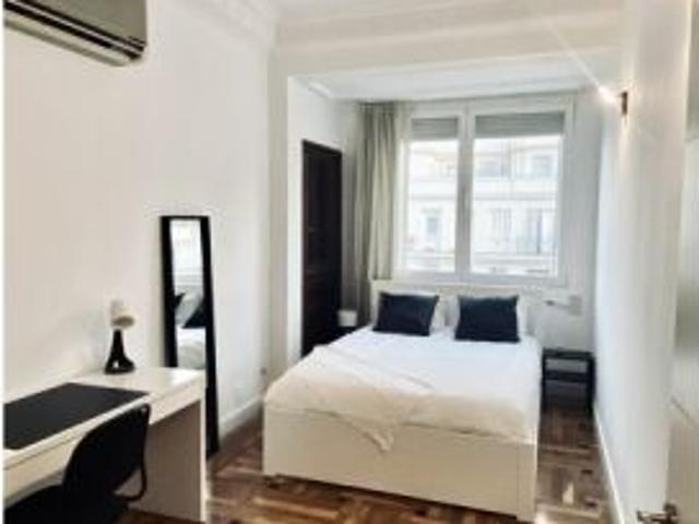 Se alquila habitación en piso compartido de 7 habitaciones en Goya, solo profesionales y estudiantes