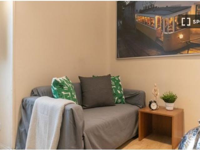 Se alquila habitación en piso compartido de 7 habitaciones en Goya, solo profesionales