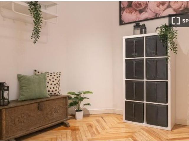 Se alquila habitación en piso compartido de 7 habitaciones en Goya, solo profesionales