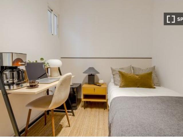 Se alquila habitación en piso compartido de 7 habitaciones en Goya, solo profesionales