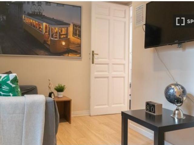 Se alquila habitación en piso compartido de 7 habitaciones en Goya, solo profesionales