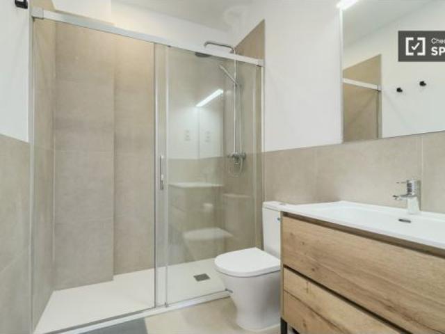 Se alquila habitación en piso compartido de 7 habitaciones en La Dreta de l' Eixample